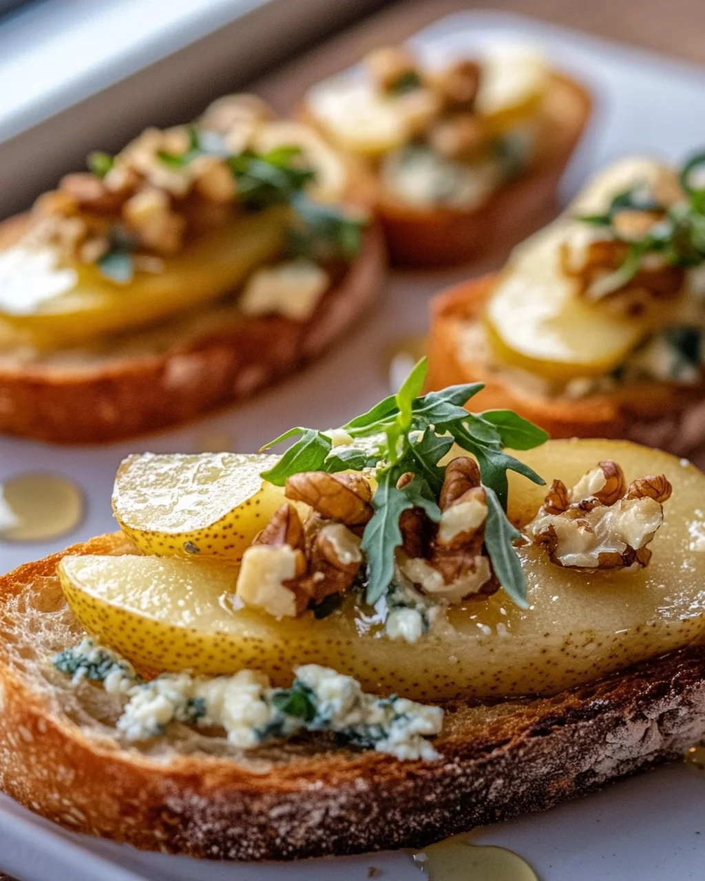 Köstliche Gorgonzola Birnen Bruschetta auf Baguette Rezept