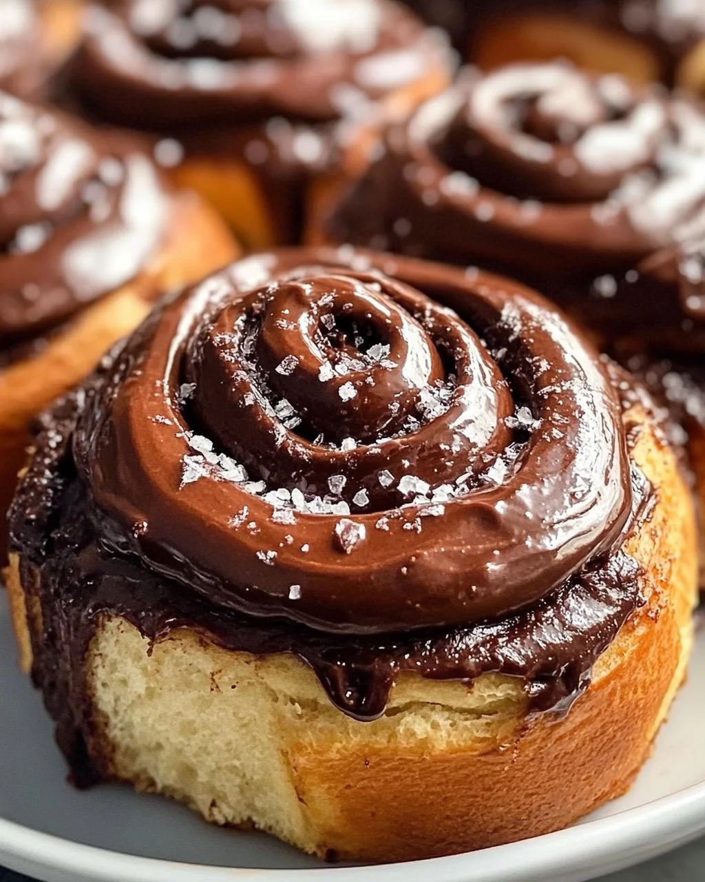 Unwiderstehliche Schoko-Zimtschnecken mit cremiger Fudge-Glasur