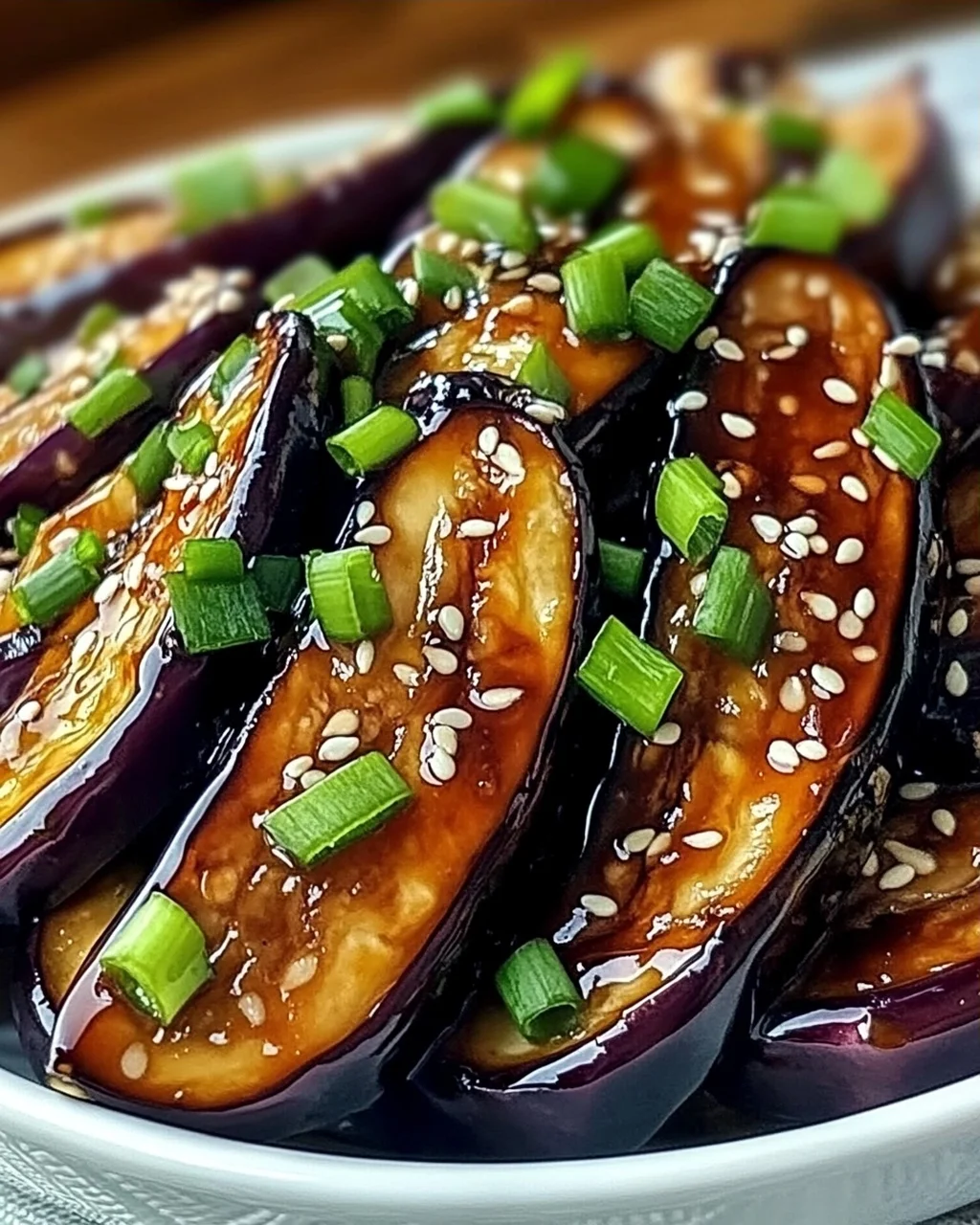 Unwiderstehlicher Klebriger Knoblauch-Aubergine Genuss