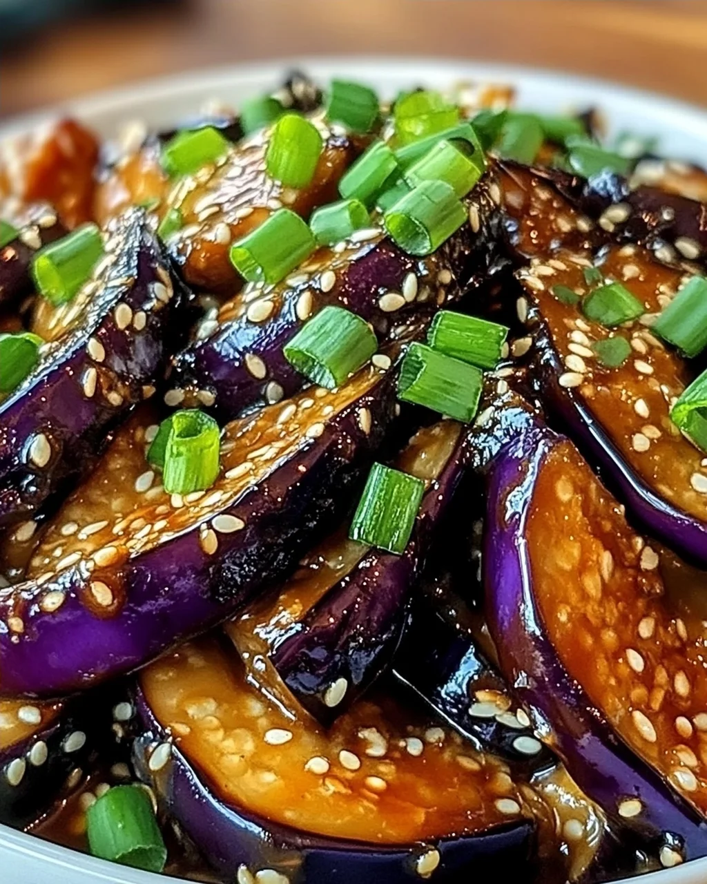 Unwiderstehlicher Klebriger Knoblauch-Aubergine Genuss